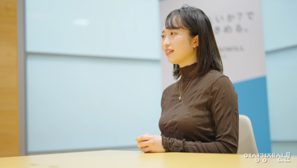 입학 후 전공을 정하는 ‘레이트 스페셜라이제이션’ 제도가 일본 대학에서 확산 중이다. 학생들은 다양한 학문을 접한 뒤 진로를 결정하며, 실제 경험을 통해 관심 분야를 구체화해 전공을 선택하고 있다. 사진은 가나자와대학 인문학부 4학년 사이토 코우메 씨. /여성경제신문