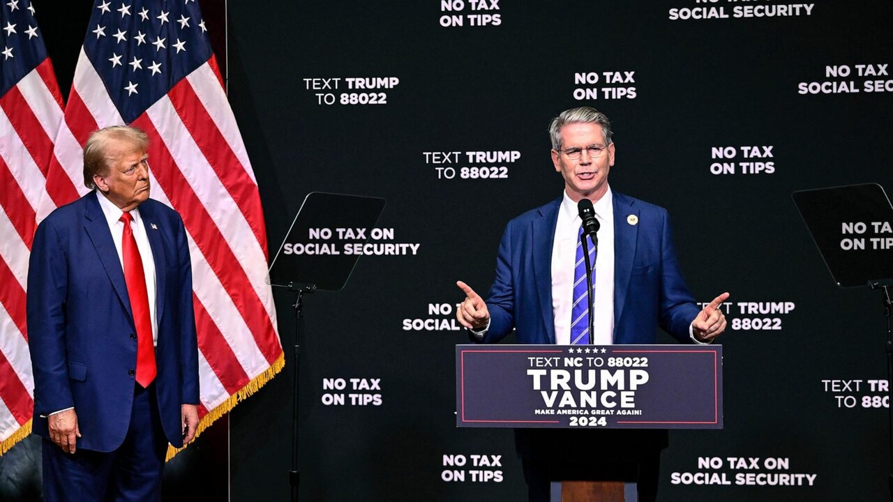 트럼프 미국 대통령과 스캇 베선트 재무장관이 브리핑을 하고 있다. / AP=연합뉴스