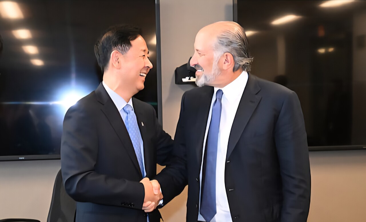 구윤철 부총리 겸 기획재정부 장관이 29일(현지시간) 미국 워싱턴DC 미 상무부에서 하워드 러트닉 미 상무부 장관과 만나 악수하고 있다. /기획재정부