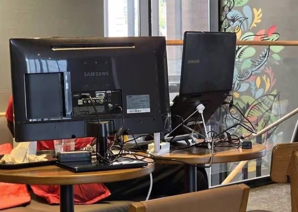 국내 스타벅스의 한 매장에서 고객이 모니터와 노트북을 설치해 사용하고 있는 모습 /온라인 커뮤니티