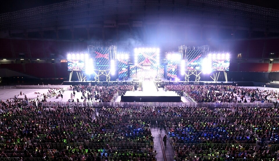 정치권이 K-POP을 '국격을 높이는 한류'로 강조하지만 음악 산업으로서의 구조적 문제에는 무관심하다는 비판이 나온다. 사진은 서울가요대상 시상식 전경의 모습이다. /연합뉴스