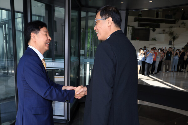 이창용 한국은행 총재가 7일 서울 중구 한국은행을 방문한 구윤철 경제부총리 겸 기획재정부 장관을 맞이하고 있다. /연합뉴스