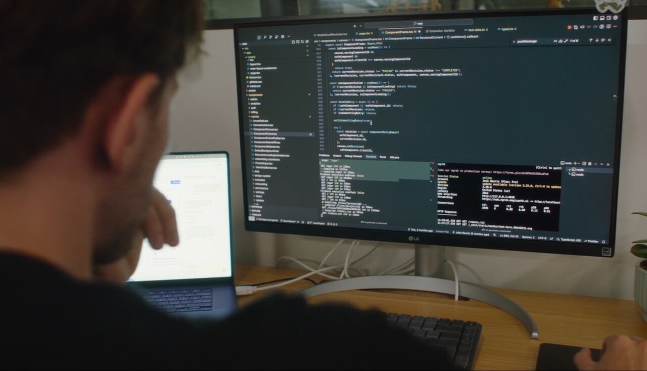 인공지능 개발자가 GPT-5 소스코드가 담긴 모니터를 바라보고 있다. /오픈AI