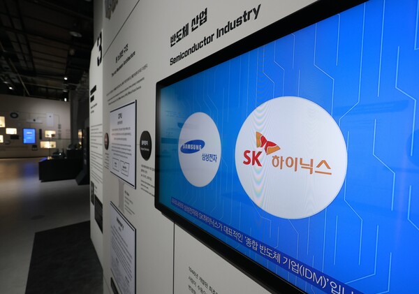 경기도 국립과천과학관에 설치된 반도체 산업 설명 영상에 삼성전자와 SK하이닉스가 소개되고 있다. /연합뉴스
