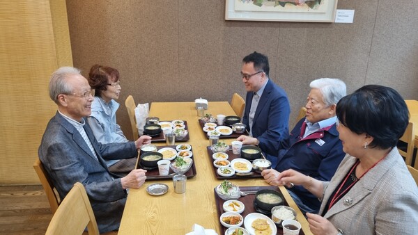 양주현 이사장과 식당에서 담소하는 장양희 장로 부부 /이한세 객원기자