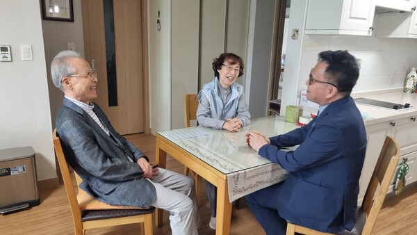 과거 이야기를 하며 환하게 웃는 장양희 장로 부부 /이한세 객원기자