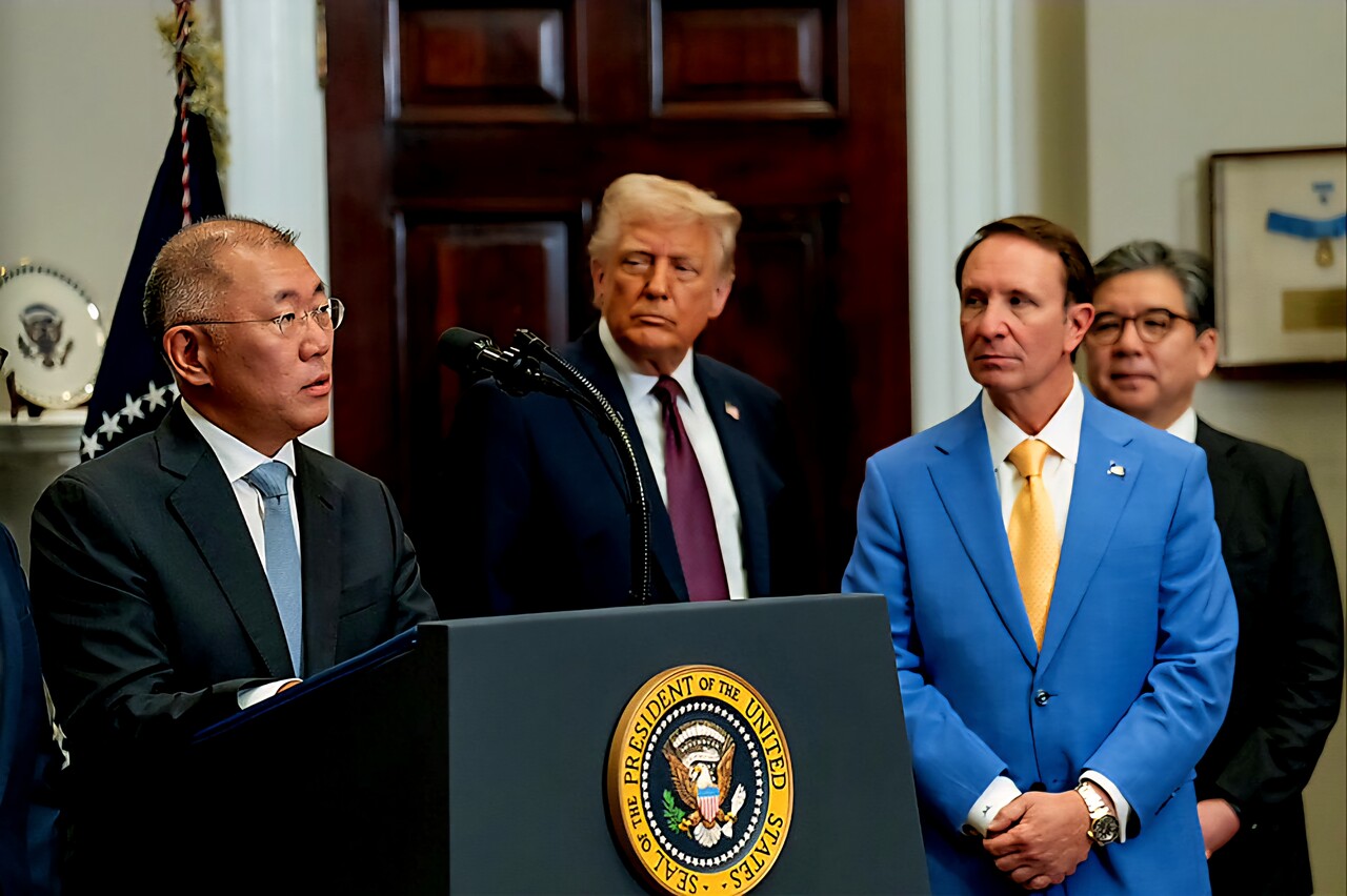 정의선 현대차그룹 회장이 24일(현지 시간) 백악관 루스벨트룸에서 도널드 트럼프 미국 대통령이 지켜보는 가운데, 대미 신규 투자 계획을 발표하고 있다. 정의선 회장은 이날 미국 백악관에서 “향후 4년동안 210억달러(약 30조8175억원)의 (대미) 신규투자를 발표한다”고 밝혔다. /백악관 X