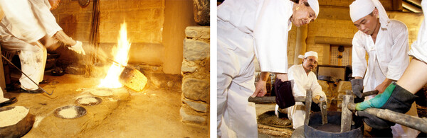 쇳물 붓기(왼쪽)와 쇠붙이를 불에 달구어 망치로 두드리면서 모양을 잡는 닥침질(오른쪽) /국가유산청