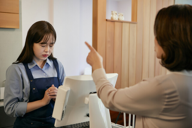 요양보호사 처우 악화는 요양원 내부 원인도 있다. 일부 보호자·후원자가 금전·물품 기부를 빌미로 과도한 지시와 민원을 하고 원장은 후원자 눈치를 본다. 종교계 요양원은 후원 규모로 예배 시간까지 변경해 근로조건이 악화된다. 후원-서비스 분리와 민원 절차 표준화 등 내부 규범이 시급하다. /게티이미지뱅크