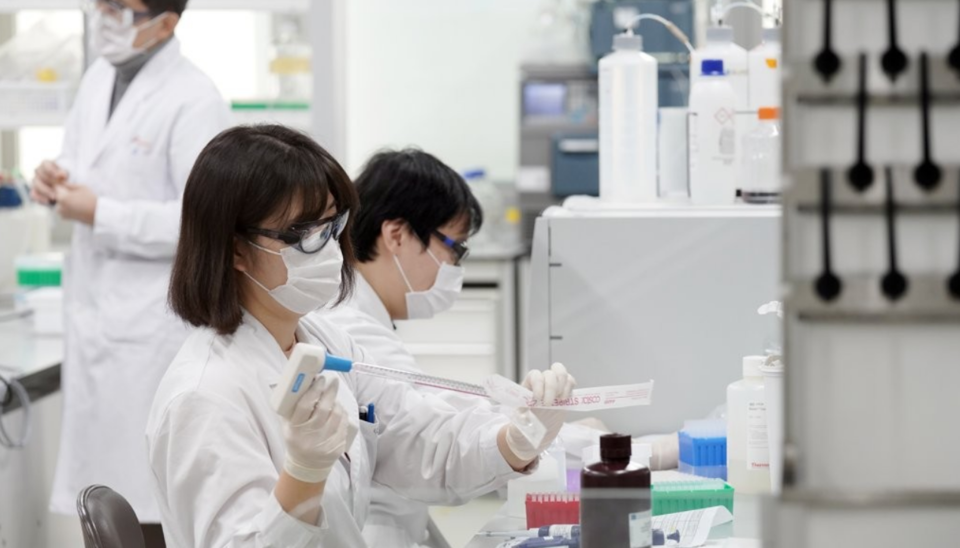 2020년 경기 성남의 SK바이오사이언스에서 연구원들이 신종 코로나바이러스 감염증(코로나19) 백신·치료제 개발을 하고 있다. /연합뉴스