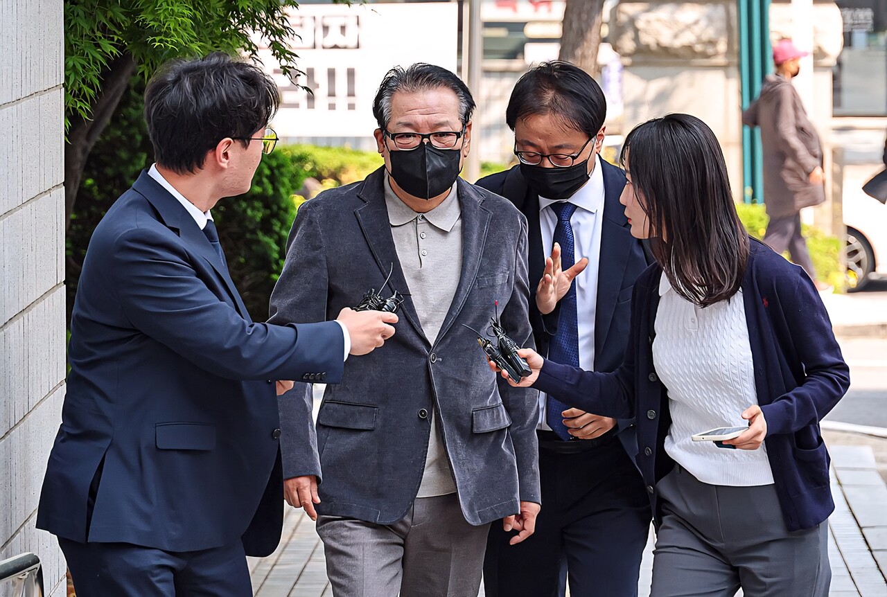 2018년 지방선거 공천헌금 의혹 혐의를 받는 '건진법사' 전성배 씨가 5월 12일 서울 양천구 서울남부지법에서 열린 1심 두 번째 공판에 출석하고 있다. /연합뉴스