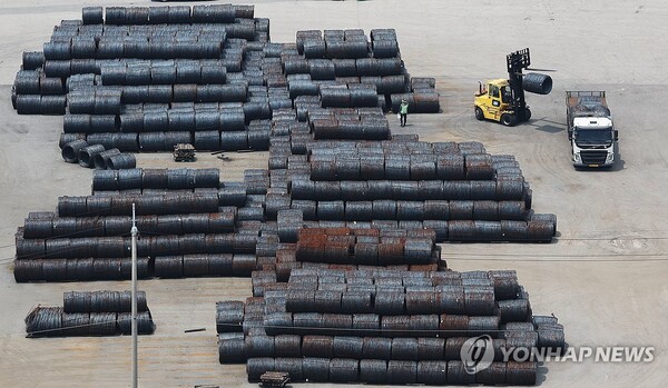 경기도 평택항에 철강 제품이 쌓여 있는 모습. 