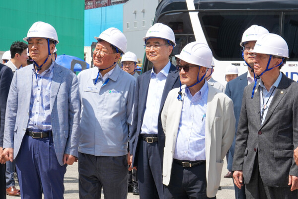 조현(왼쪽에서 세번째) 외교부 장관과 조셉 윤(왼쪽에서 네번째) 주한미국대사대리가 13일 울산의 HD현대 조선소를 방문해 관계자들의 설명을 듣고 있다. /외교부