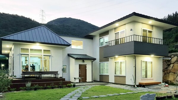 심한재 전경, 채 나눔으로 거실채와 침실채가 나누어져 있고 일 층은 개 실마다 외부 공간으로 직접 드나들 수 있게 되어 있다. /김정관