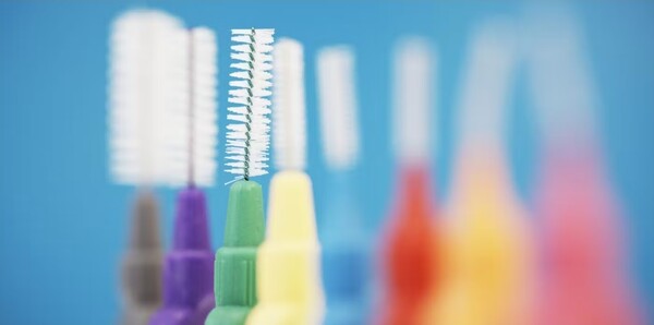 치간칫솔은 아무나 사용하면 안 된다. 치주질환(잇몸병)으로 잇몸이 내려가서 공간이 생겨 있는 사람만 사용해야 한다. /픽사베이