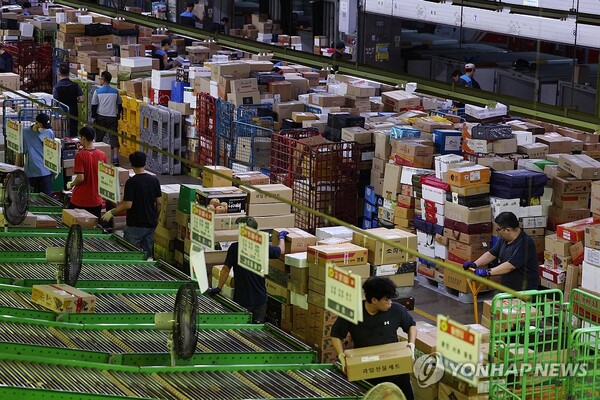 물류센터 근로자들 /연합뉴스