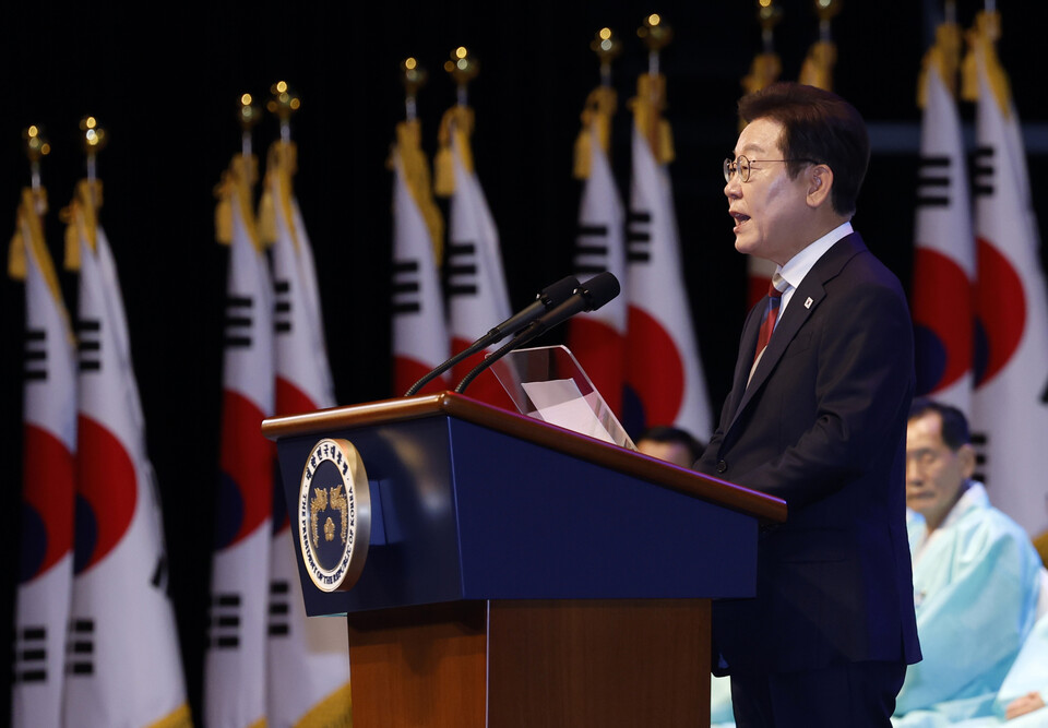이재명 대통령이 15일 서울 세종문화회관에서 열린 80주년 광복절 경축식에서 경축사를 하고 있다. /연합뉴스