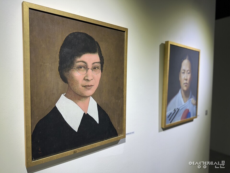 황해도 장연 출신의 김마리아는 일본 동경에서 학업을 이어가다가 2·8독립선언문 수십 장을 가지고 귀국해 3·1운동 준비에 참여했다. 오른쪽 초상화는 유관순 열사다. /김정수 기자