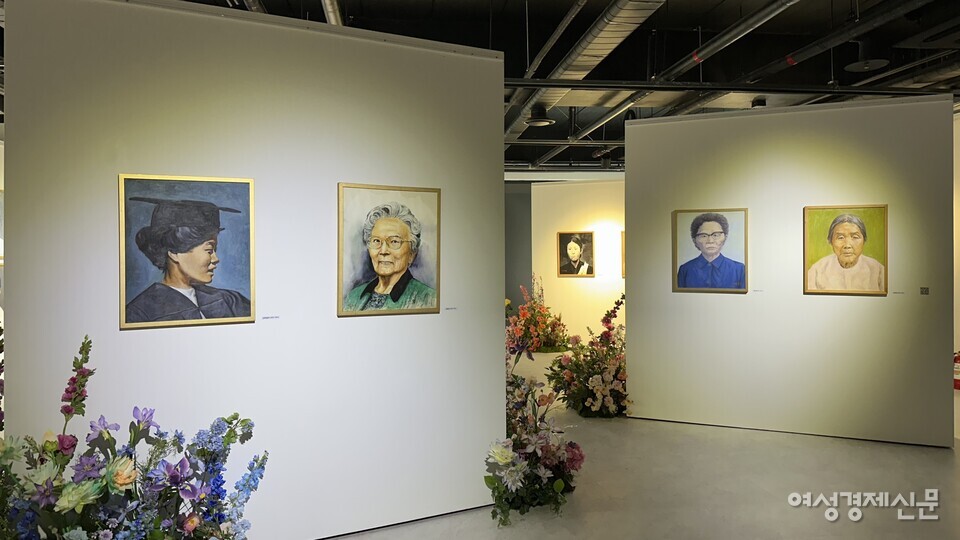 전시장 내부는 조명을 낮춰 초상화 속 인물들이 더욱 또렷하게 보였다. 방문객들은 발걸음을 천천히 옮기며 설명문을 읽고 한참 동안 그림 앞에 서 있었다. /김정수 기자