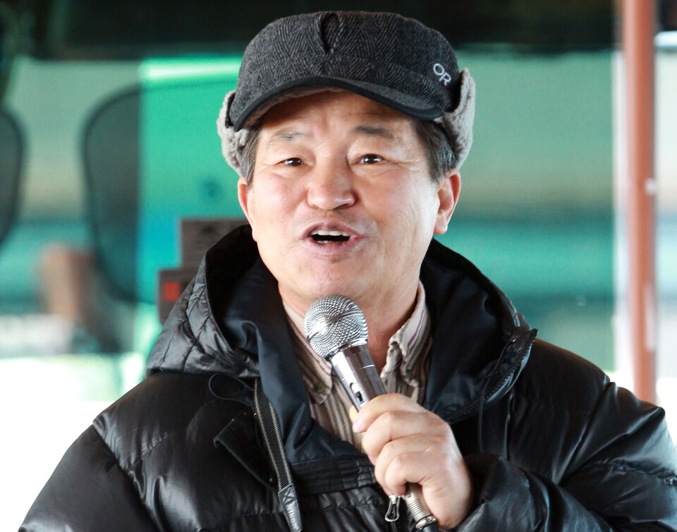 2011년 '새박사 윤무부 교수와 함께하는 한강철새탐조유람선'이라는 생태체험캠프에서 어린이들에게 철새에 대해 설명하는 고인. /연합뉴스