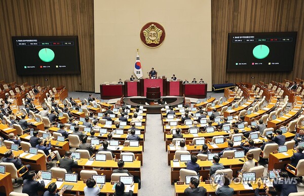 5일 국회 본회의에서 방송법 일부개정법률안이 통과되고 있다. /연합뉴스