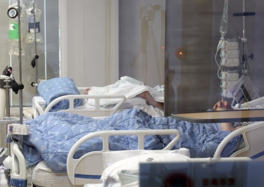 정부는 내년 하반기부터 요양병원 간병비에 건강보험을 적용해 2030년까지 500개소로 확대할 계획이다. 그러나 현장 요양보호사들은 10년·17년 경력에도 최저임금에 머물고 장기근속 장려금·가산금 등 처우 개선 장치가 사라져 여전히 저임금·불안정 고용에 시달린다. 무자격 간병인 활용은 넓히면서 국가공인 요양보호사는 소외되는 정책의 모순이 드러나고 있다는 지적이 나온다. /연합뉴스