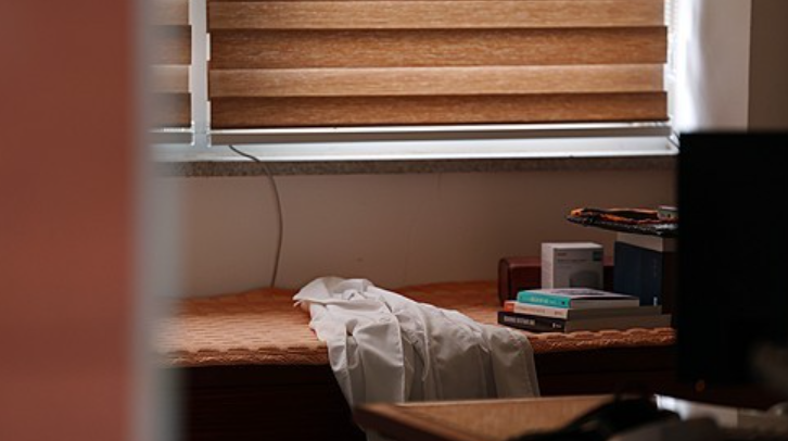 의대생들의 공중보건의사(공보의) 기피가 심화되며 보건지소 227곳에 의사가 한 명도 없는 의료 공백이 발생했다. 공보의 복무기간은 37개월로 병사(18개월)보다 두 배 이상 긴 반면 월급은 206만원으로 병장 월급(205만 원)과 비슷해 지원 기피가 확산되고 있다. /연합뉴스