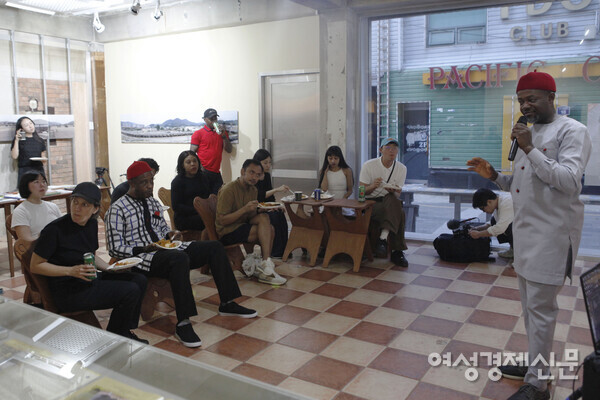 스페이스 아프로아시아는 아프리카와 아시아의 역사적 맥락과 현대 사회에서의 관계를 예술로 표현하고자 영화감독이자 미술작가인 최원준 씨와 큐레이터이자 디렉터 문선아 씨가 2021년 공동 설립했다. /최원준 작가