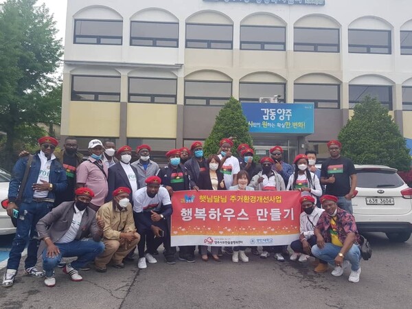 IPOB 한국 지부는 지난 2020년 코로나19 팬데믹 당시 선주민을 위해 헌혈 봉사에 참여하고 손소독제도 기부했다. 동두천시와 인접한 양주시에서 '행복하우스 만들기' 봉사 활동도 실시했다. /데이비드 킹 SNS