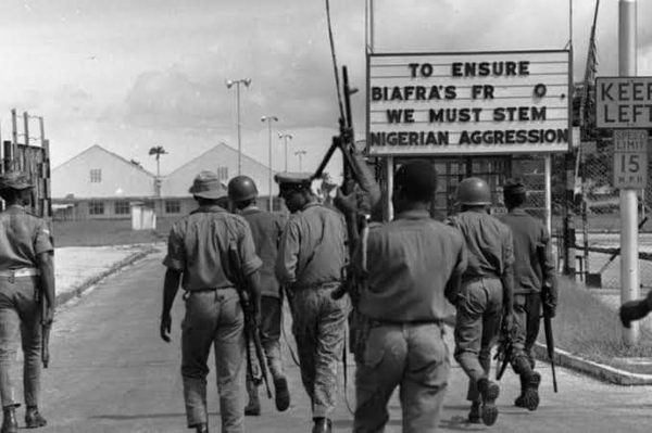 비아프라 전쟁 당시 찍힌 사진으로 게시판에는 '비아프라의 자유를 보장하기 위해 우리는 나이지리아의 침략을 막아야 한다(To Ensure Biafra's Freedom, We Must Stem Nigerian Aggression).'고 쓰여 있다. /SNS