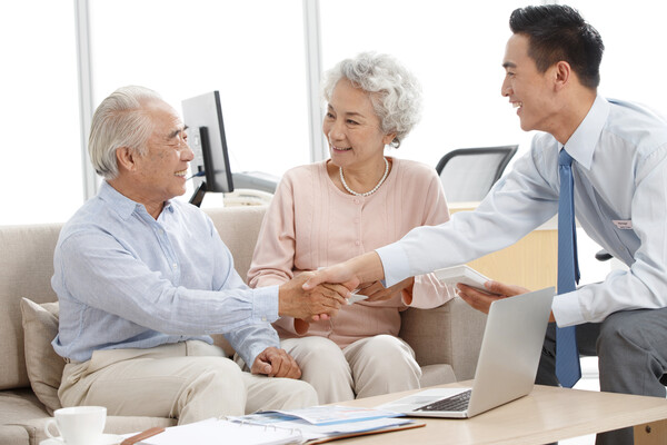 시니어 고객을 겨냥한 금융·비금융 통합 서비스 경쟁이 치열해지고 있다. /게티이미지뱅크
