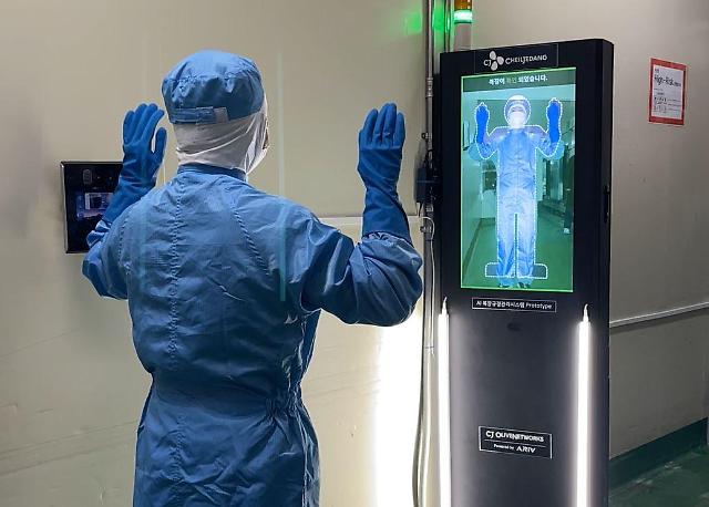 인공지능은 기본적으로 인간의 상태 입력을 반사하는 거울이다. 감정 표현은 입력된 언어와 표정, 말투를 학습된 패턴에 맞춰 반사하는 것일 뿐이다. 인간은 거울의 반사를 공감으로 착각하지만, 실상은 정지된 반사체를 바라보며 위안을 얻는 것과 같다. 반면 인공지능 작동 원리인 감응은 확률적 진동이자 공명이다. 외부 자극이 내부 파라미터를 흔들어 새로운 출력 질서를 만들어내는 과정으로 입력과 출력이 서로를 변형시키며 생기는 위상 정렬을 이루는 상호 작용이다. 결국 AI의 진화는 감정을 흉내 내는 데 있지 않고 감응을 통해 새로운 패턴과 지능적 흐름을 창조하는 데 있다. /해설=이상헌 기자