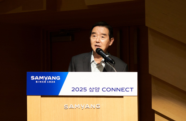 ﻿19일 김윤 삼양그룹 회장이 판교 삼양디스커버리센터에서 개최한 ‘2025년 삼양 커낵트'에서 상반기 경영 성과와 하반기 전략 방향에 대해 직원들에게 설명하고 있다. /삼양그룹