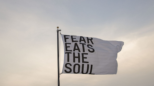 untitled 2017 (fear eats the soul) (white flag), 2017, flag, 183 × 320 cm. /사진=Guillaume Ziccarelli. Courtesy the artist and Creative Time, New York