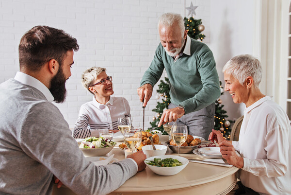 은퇴 후 한 달에 서너 번 점심 모임이 있으면 좋다. /게티이미지뱅크