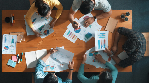 정기적으로 기업을 분석하고 투자에 대한 의견을 나누었다. /게티이미지뱅크