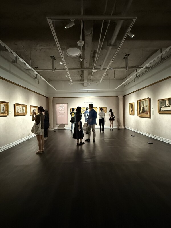 3부에 전시된 조키아노 토마의 작품(위)과 관람객들 /사진=전동수