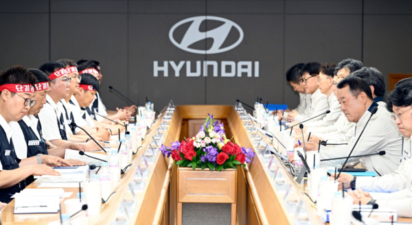 지난 6월 현대자동차 노사 대표가 울산공장에서 올해 임금 및 단체협약 상견례를 열고 있다. /연합뉴스