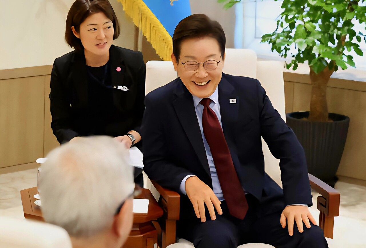 지난 19일 이재명 대통령이 서울 용산 대통령 집무실에서 노가와 쇼이치 요미우리신문 대표 이사와의 인터뷰에 응하고 있다. /요미우리신문