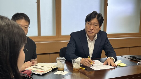 이중한 한성화교협회 회장이 여성경제신문과 인터뷰하고 있다. /허아은 기자