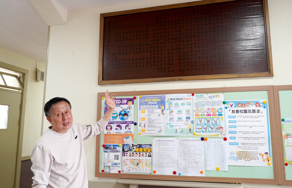 서학보 인천 인천차이나타운 화교상인협회장이자 한국인천화교소 중산중 고등학교 이사회 수석 부회장이 중산화교학교를 소개하고 있다. /허아은 기자