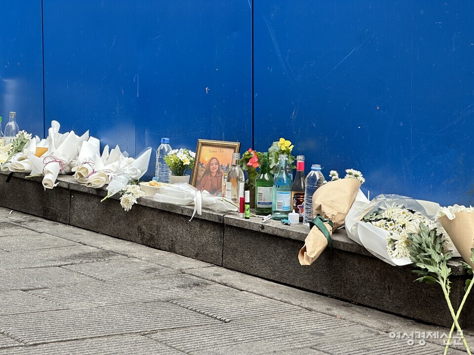 지난해 10월 29일 압사 사고가 발생했던 이태원 1번 출구 인근 골목에는 피해자들을 추모하는 손길이 이어졌다. /김정수 기자