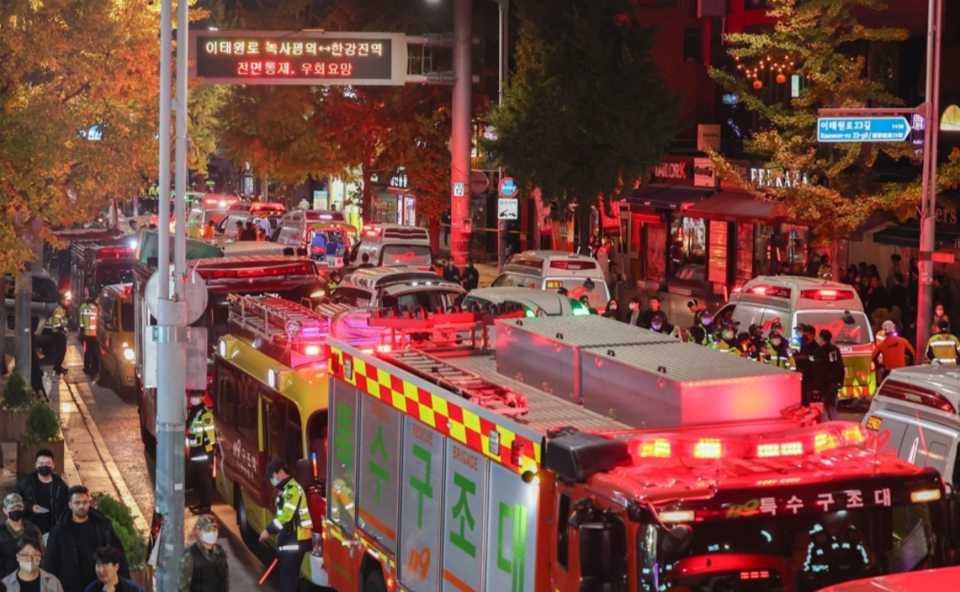 2022년 10월 30일 새벽 소방 대응 3단계가 발령된 사고 현장에 급파된 119 구조대원들이 희생자 구조활동을 하고 있다. /연합뉴스