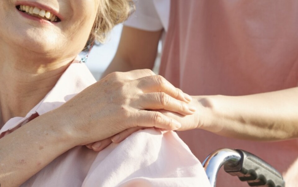 우리 사회는 올해 초고령사회에 진입했다. 한데 실버타운 산업은 정례화된 전시회가 없어 소비자는 정보를 얻기 어렵고 업계도 수요를 읽기 힘든 상황이다. 2009년 ‘실버토피아 박람회’ 이후 사실상 공백이 이어지고 있다. 일부 세미나가 열리지만 소비자 참여와 산업 전반을 아우르기엔 한계가 있다. 반면 미국·일본 등 해외는 매년 대규모 전시회를 통해 산업 성장을 견인한다. 전문가들은 법적 지위 명확화, 금융 지원, 산업 네트워크 형성이 시급하다고 지적한다. /게티이미지뱅크