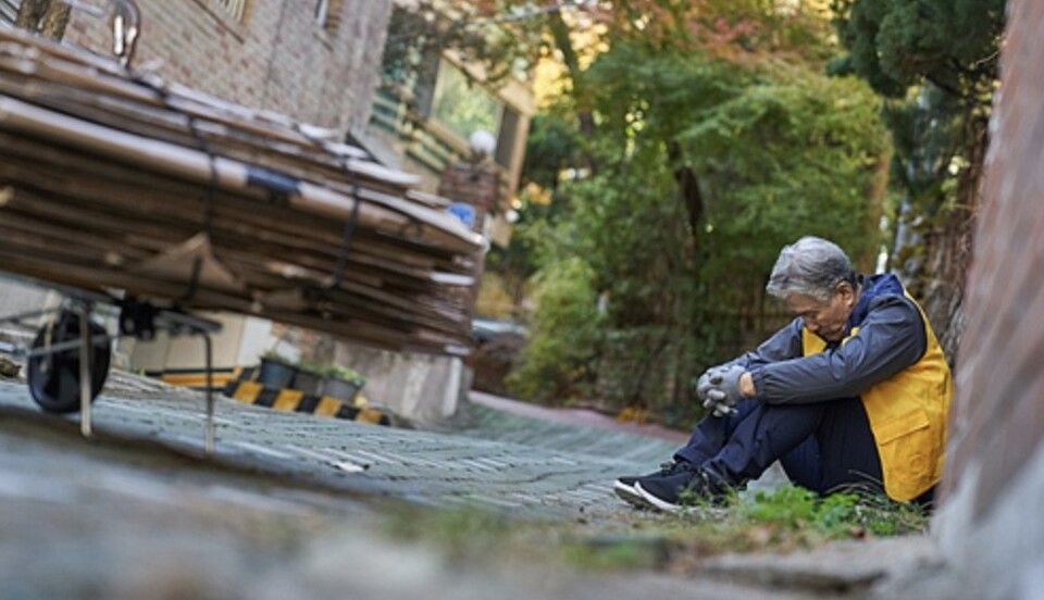 65세 이상 고령층은 정보 접근과 거동의 어려움으로 복지 신청 자체가 힘들다. 신청주의 원칙 아래 많은 노인이 지원을 받지 못하고 사각지대에 놓인다. 조건 충족 시 자동으로 지급하는 방식으로 복지 체계를 전환해야 한다. /게티이미지뱅크