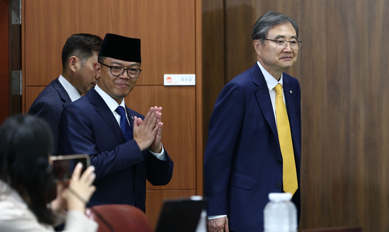 조현 외교부 장관과 수기오노 인도네시아 외교장관이 21일 서울 외교부에서 열린 외교장관회담을 하기 위해 함께 입장하고 있다. /연합뉴스
