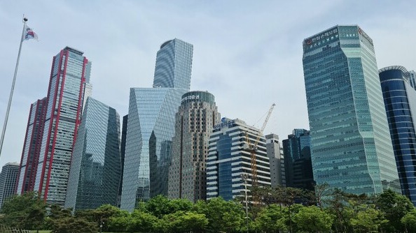 올해 상반기 주요 증권사들이 역대급 실적을 거뒀지만 이 같은 흐름이 하반기에도 이어질지는 미지수란 전망이 나온다. 사진은 여의도 증권가. /연합뉴스