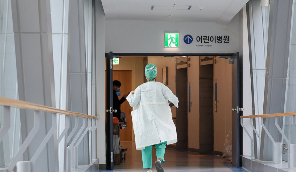 전공의 집단 사직 사태 16일째를 맞는 2024년 3월 6일 서울 한 대학병원에서 의료진이 이동하고 있다. /연합뉴스