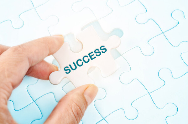 습관은 거창한 결심으로 만들어지지 않아. 매일 같은 작은 행동을 지루할 만큼 반복하는 것, 그게 전부야. 그리고 그 지루함을 견뎌낸 사람만이 자신이 원하던 모습으로 변화하게 되는 거지. /게티이미지뱅크