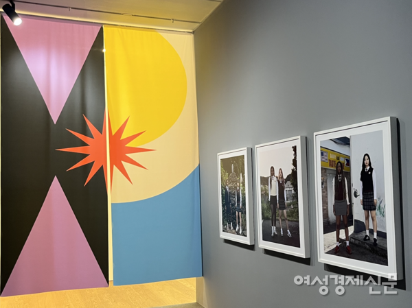 아프리카와 아시아 국기를 분석해 공통점을 추출하고 거기에 상상을 더해 새로운 국기를 디자인했다. 오른쪽에는 동두천을 배경으로 교복을 착용한 아프로지아 멤버들 /허아은 기자